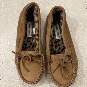 Minnetonka Youth Leopard Slippers – Size 3